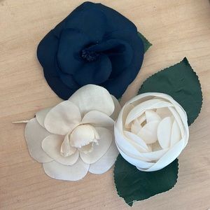 CHANEL Authentic Camélia Silk pin.